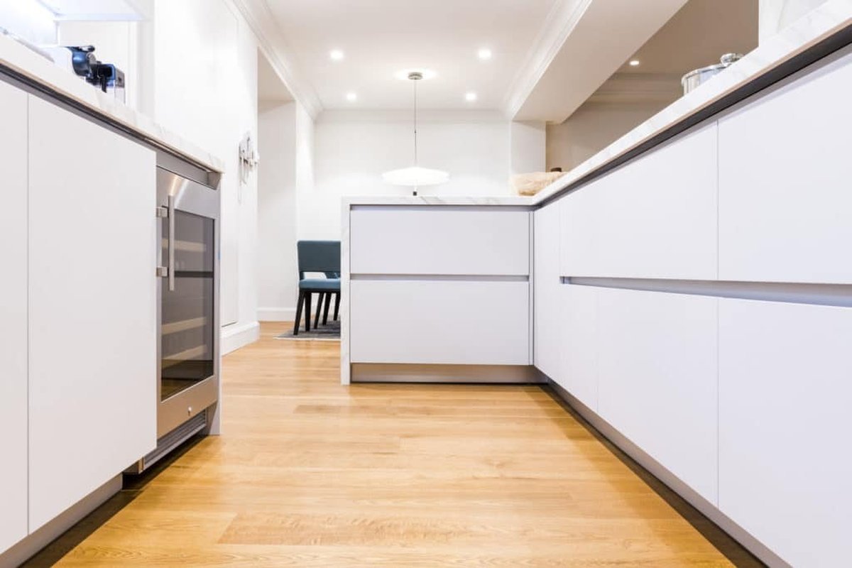 Los suelos laminados para la cocina tienen una amplia variedad de acabados para elegir, desde imitaciones de pizarra y madera hasta m&aacute;rmol.