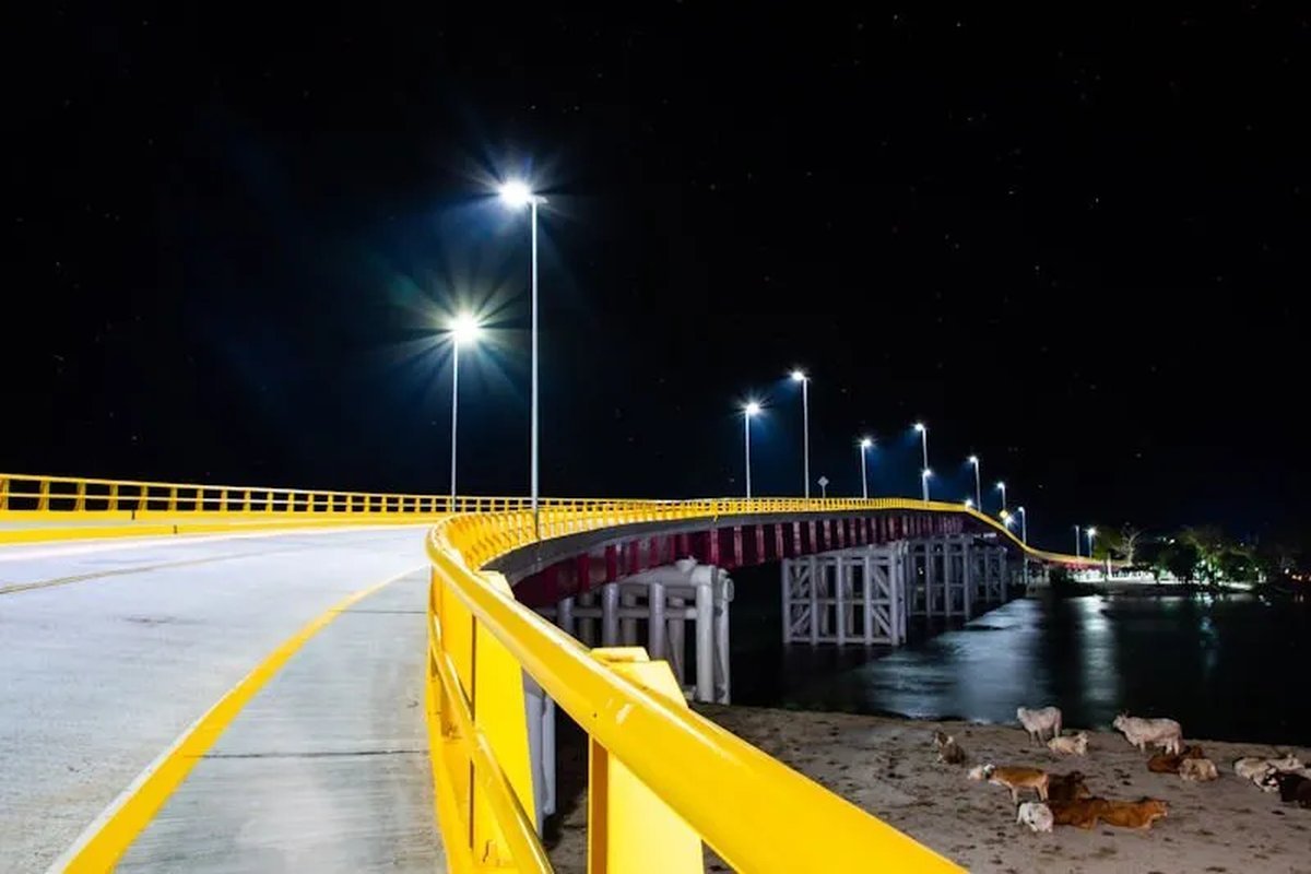 Uno de los beneficios m&aacute;s destacables del uso de esta iluminaci&oacute;n&nbsp;es que no requiri&oacute; instalaci&oacute;n el&eacute;ctrica, esto redujo los costos de obra civil debido a que funcionan totalmente con energ&iacute;a solar.