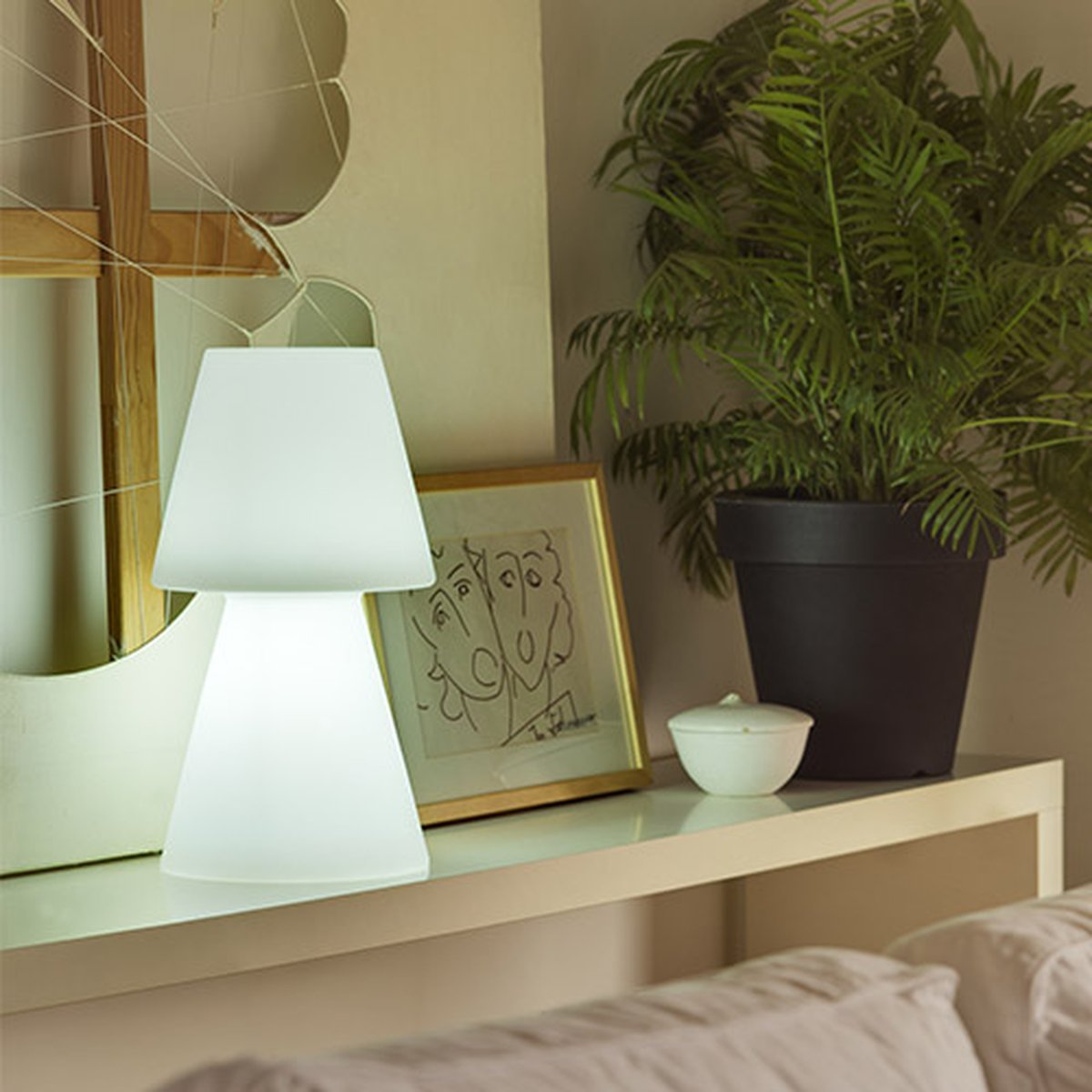 Para&nbsp;iluminaci&oacute;n ambiental&nbsp;cada vez m&aacute;s vemos el uso de tiras de led, con adem&aacute;s esa funci&oacute;n de cambio de color que los m&aacute;s t&eacute;cnicos catalogan como RGB, pero tambi&eacute;n existen las cl&aacute;sicas guirnaldas para decoraciones m&aacute;s n&oacute;rdicas y rom&aacute;nticas.