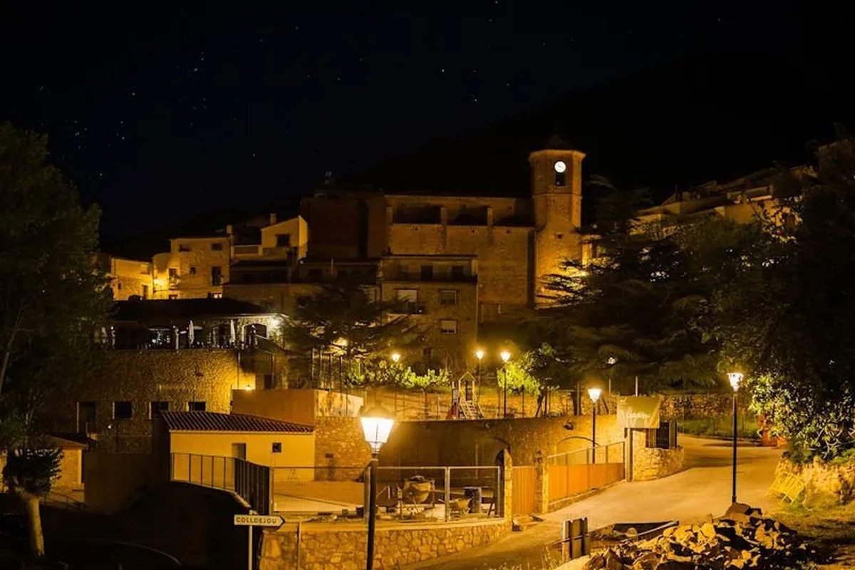 Anteriormente, Colldejou se encontraba iluminado por luminarias esf&eacute;ricas de vidrio de 70 W VSAP que arrojaban un flujo lum&iacute;nico desproporcionado e innecesario hacia el hemisferio superior.