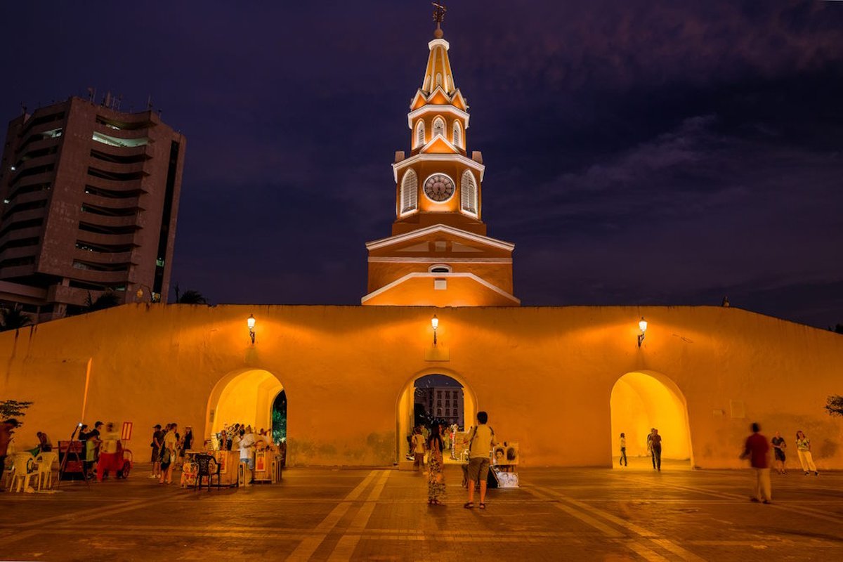 La Torre del Reloj al anochecer, con una iluminaci&oacute;n que combina eficiencia y respeto por el entorno patrimonial.