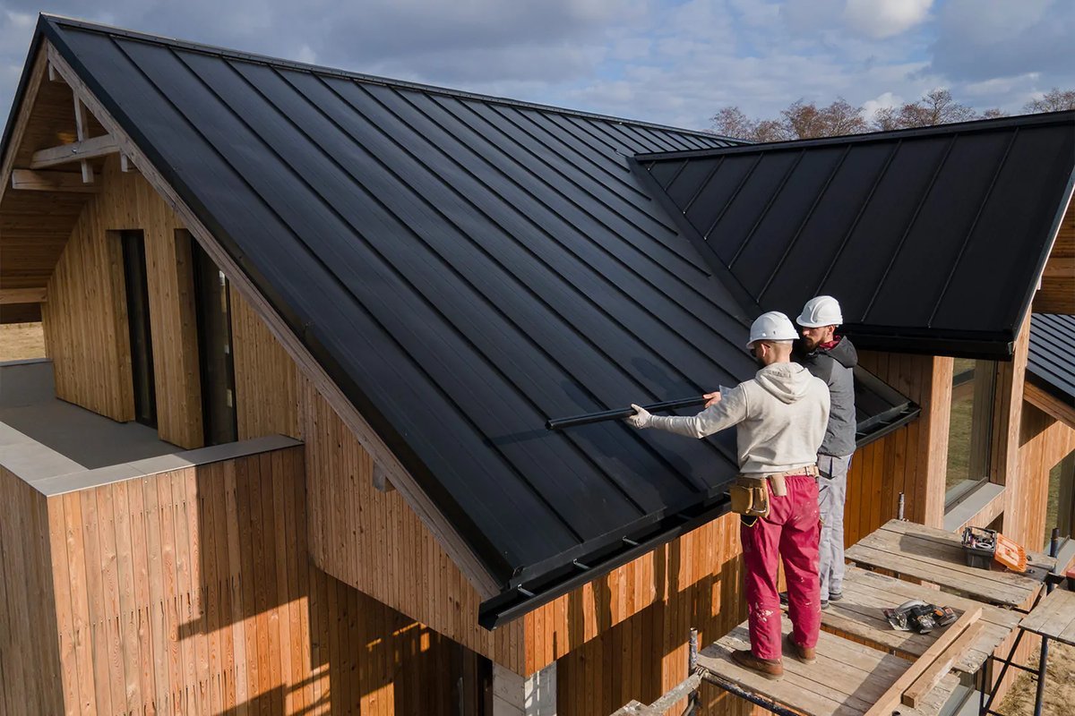 En climas extremos, el reto para lograr una mayor eficiencia energ&eacute;tica consiste en conservar el calor en invierno y mantener la frescura en verano, objetivo que depende de t&eacute;cnicas de aislamiento t&eacute;rmico y materiales innovadores como los paneles s&aacute;ndwich.