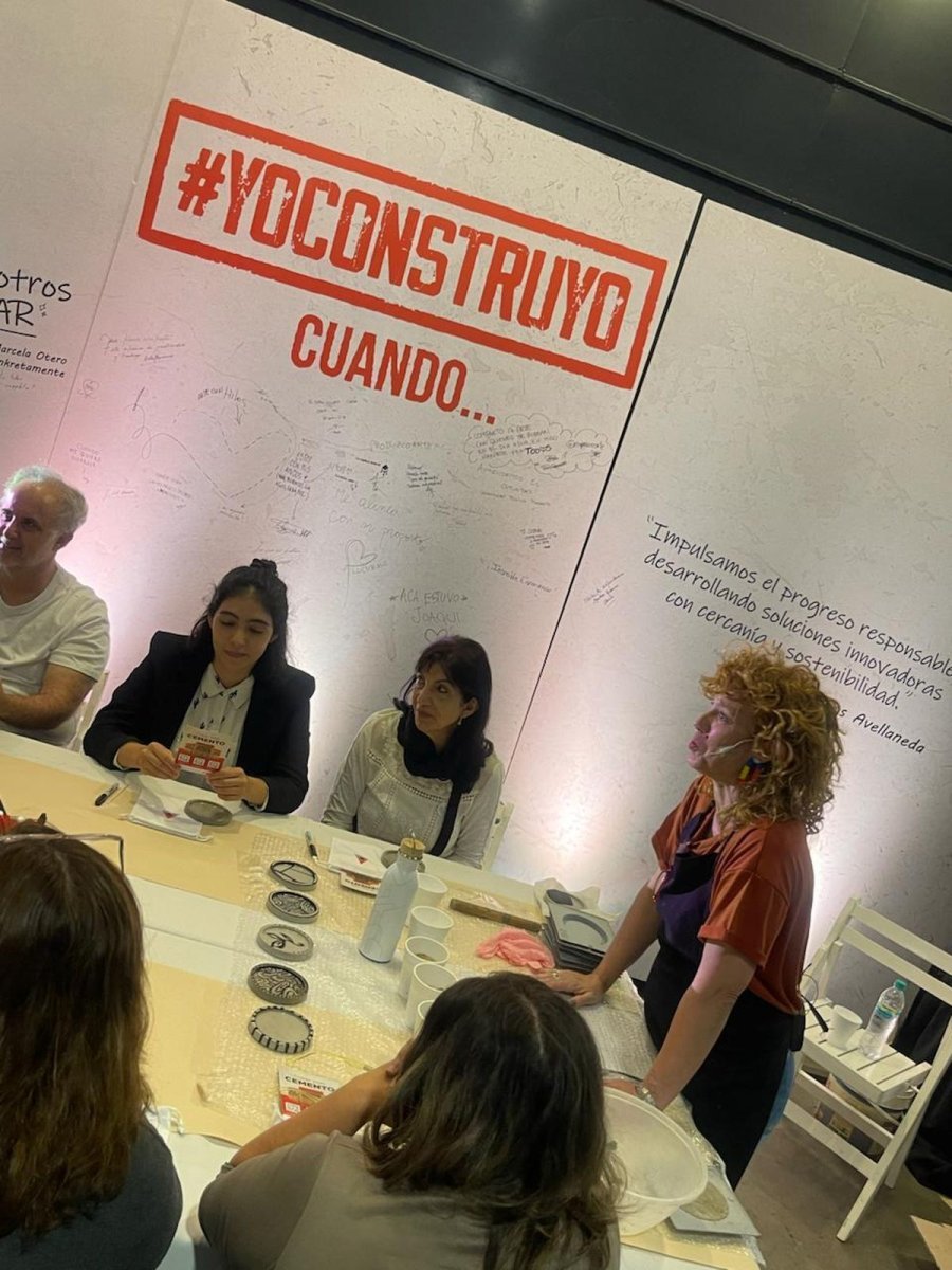 M&aacute;s de 100 personas participaron del taller &ldquo;Crear con Cemento&rdquo;, una propuesta que invit&oacute; a explorar las posibilidades del material en la creaci&oacute;n de objetos deco y utilitarios, combinando funcionalidad y dise&ntilde;o. Cada participante se llev&oacute; su pieza intervenida, un posavasos de cemento, como s&iacute;mbolo de inspiraci&oacute;n y experimentaci&oacute;n.